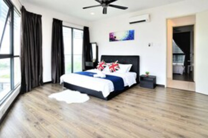 Room 16 of 18