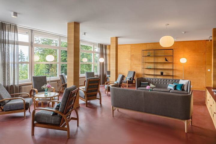 Lobby lounge