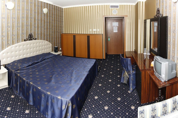 Room 4 of 32
