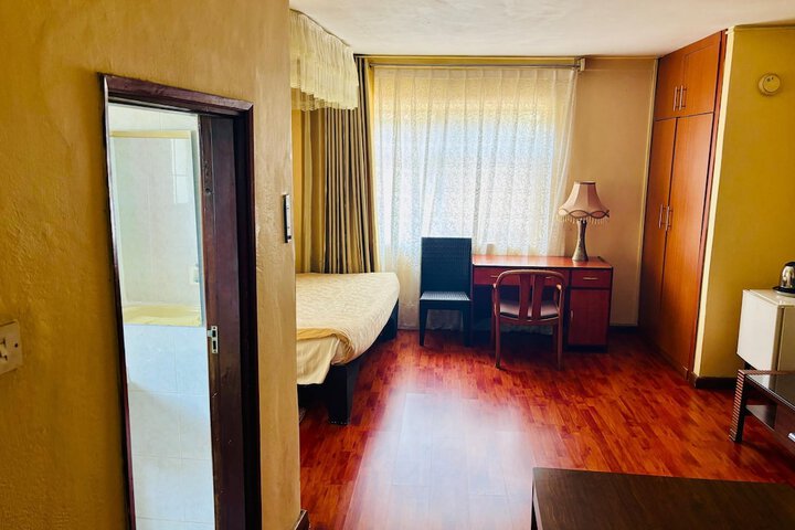 Room 7 of 18