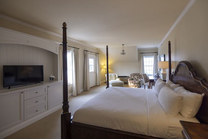 Standard King Bed Lake View (2 of 17)