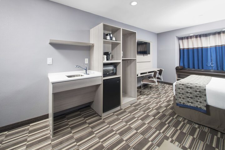 1 Queen Bed (7 of 21)