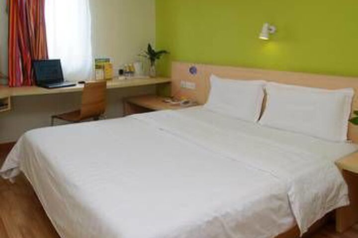 Room 6 of 8