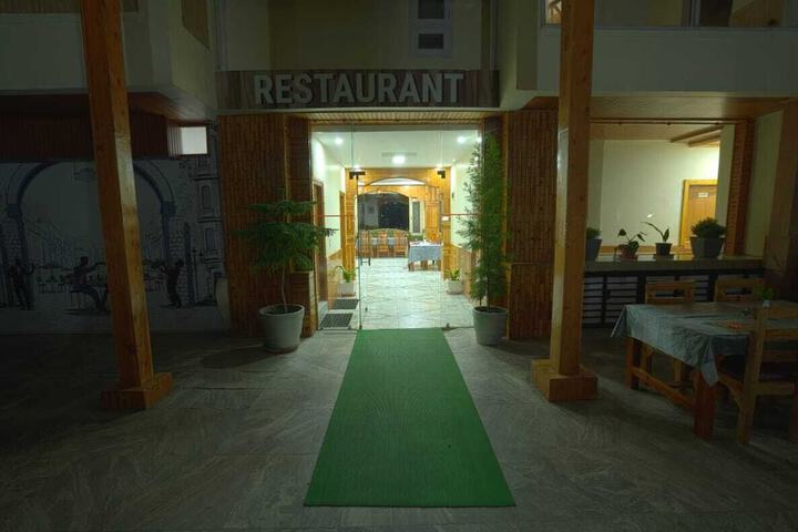 Dining 32 of 56