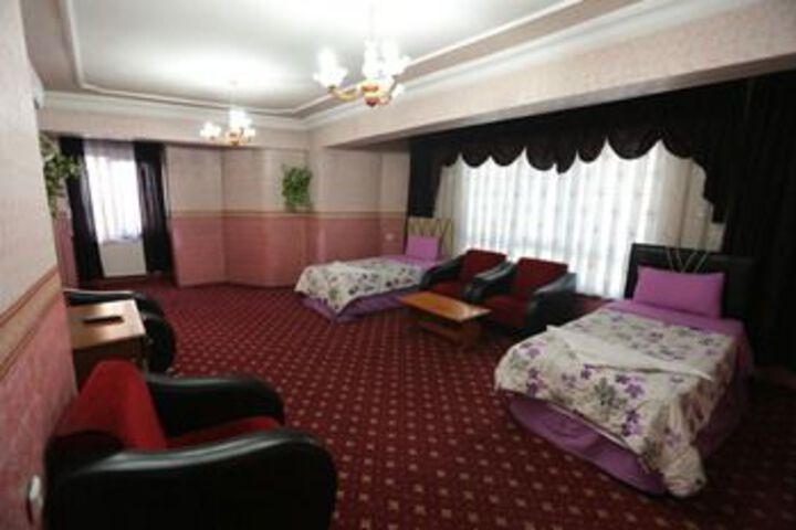 Room 6 of 9