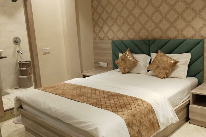 Room 10 of 14