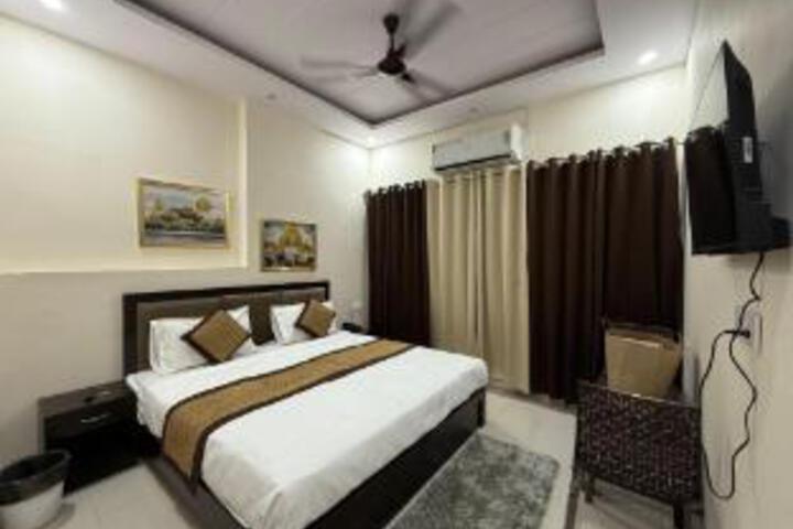 Room 2 of 16
