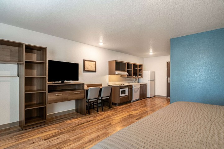 1 Queen Bed (5 of 15)