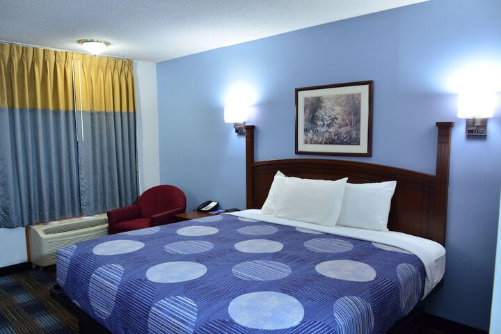 1 King Bed (16 of 19)