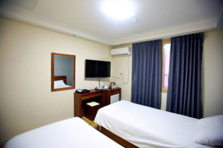 Room 15 of 18