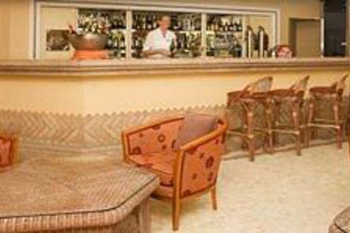 Lounge 16 of 41
