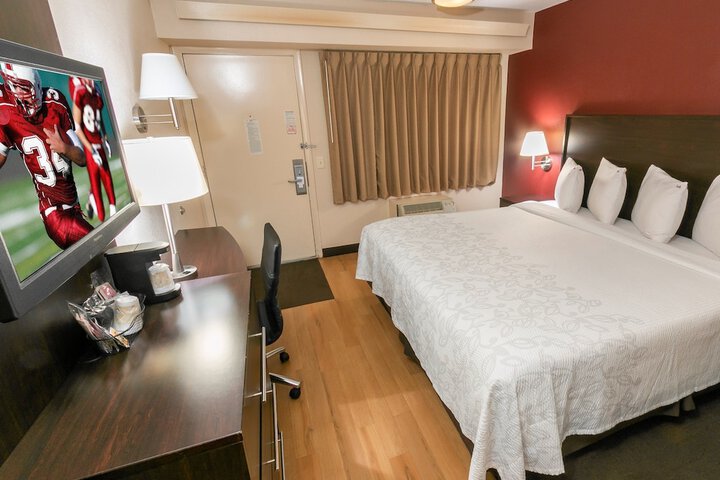 Standard King Bed Accessible (8 of 14)