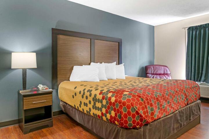 1 King Bed (3 of 14)