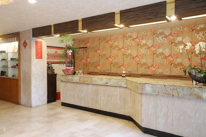 Check-in/check-out kiosk