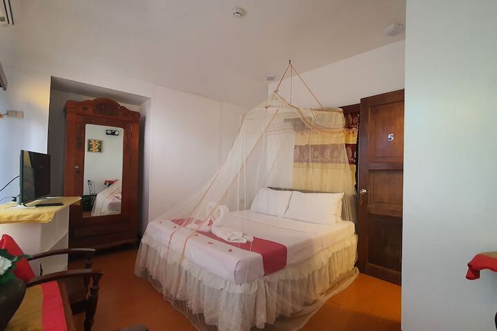 Room 18 of 141
