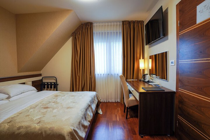 Room 15 of 90