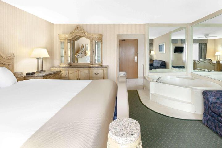 1 King Bed (12 of 13)