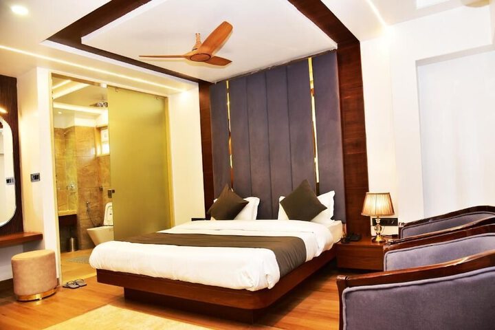 Room 5 of 16