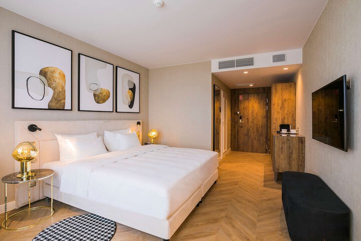 Room 28 of 170