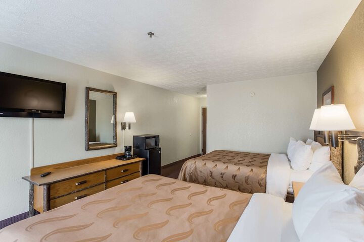1 Queen Bed Accessible Room (3 of 10)