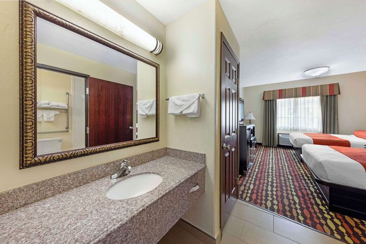 2 Queen Beds High Speed Internet Accessible Microwave and Refrigerator Pet Friendly Room Fu (10 of 11)