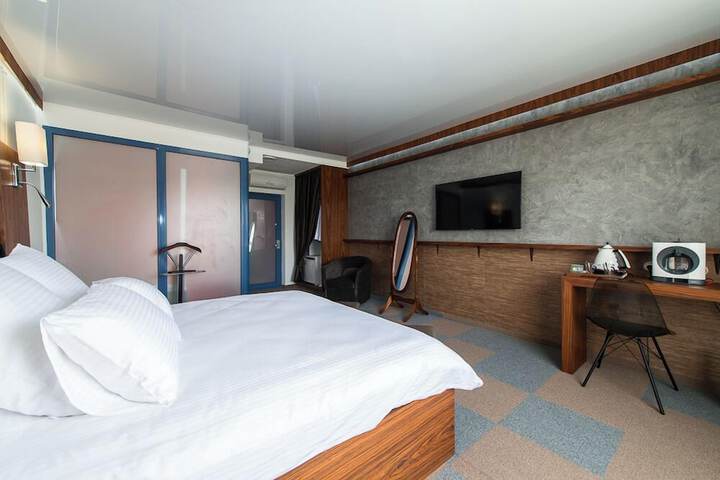 Room 2 of 8