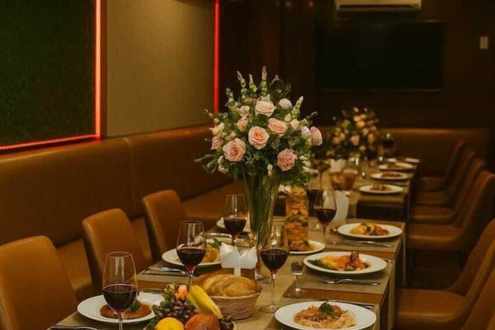 Dining 9 of 11