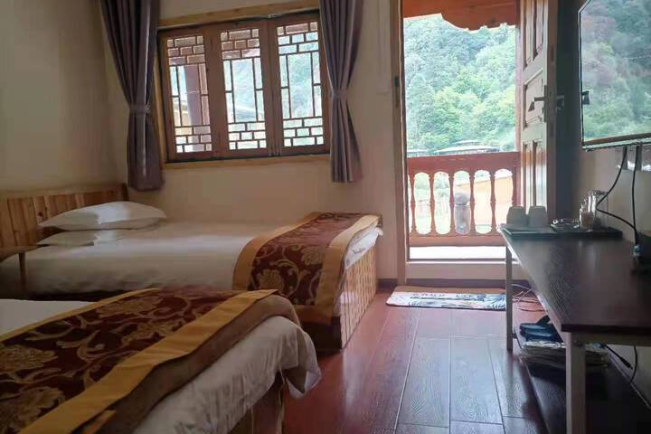 Yubeng Holiday Inn