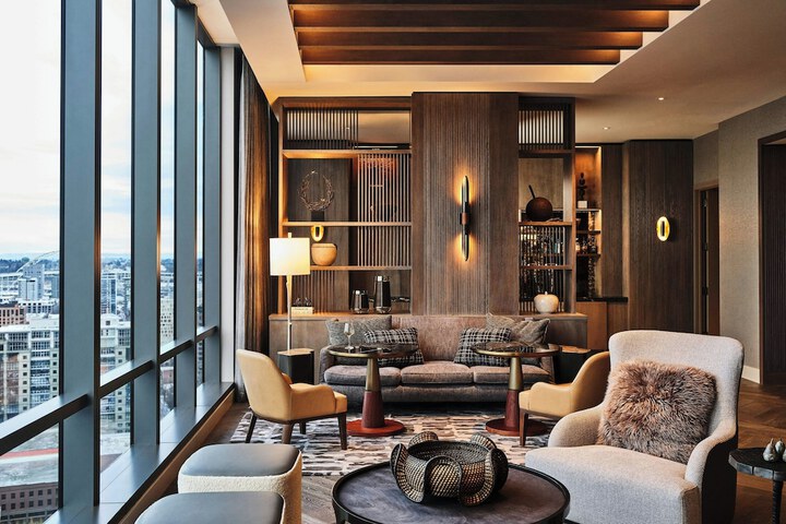Lounge 111 of 142