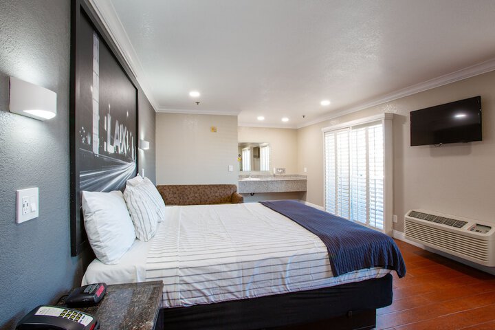 1 Queen Bed (15 of 19)