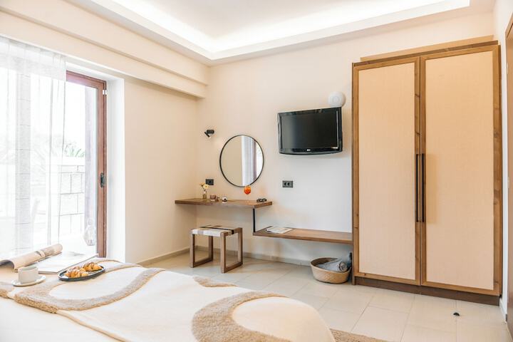 Room 33 of 100