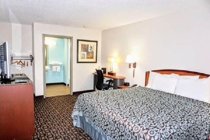 1 King Bed (7 of 13)