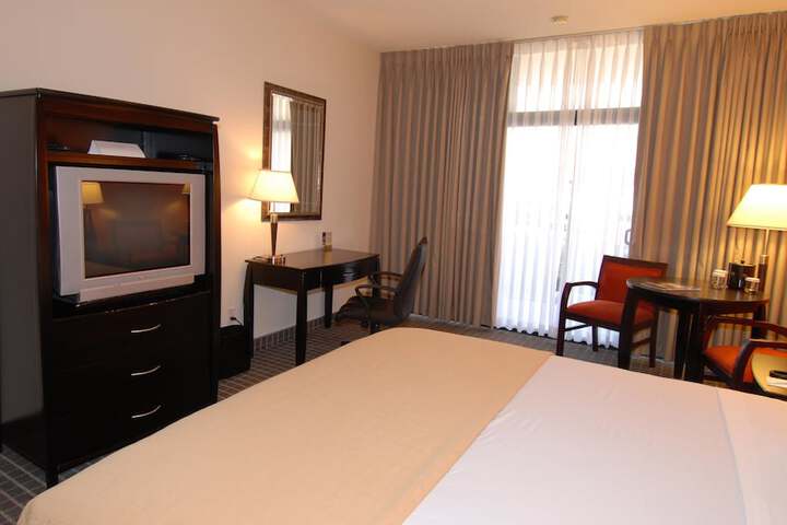 Executive King Bed (8 of 17)