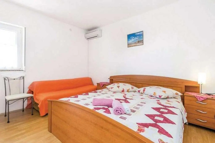 Room 2 of 7