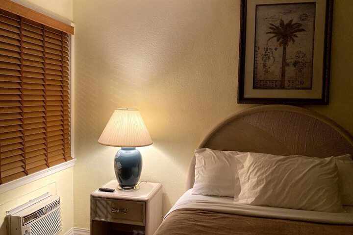 Room 4 of 16