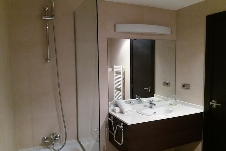 Deep soaking bathtub