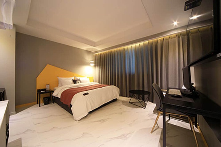 Room 4 of 24