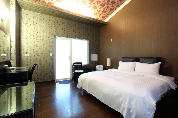 Room 6 of 33