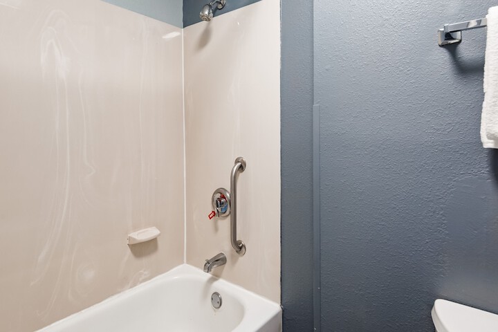 1 King Bed High Speed Internet Accessible Microwave, Refrigerator Work Desk Continental Breakfast (9 of 12)