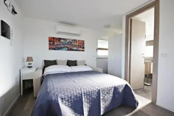 Room 4 of 11