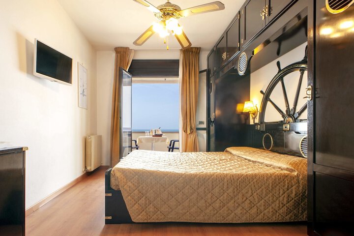 Room 9 of 30