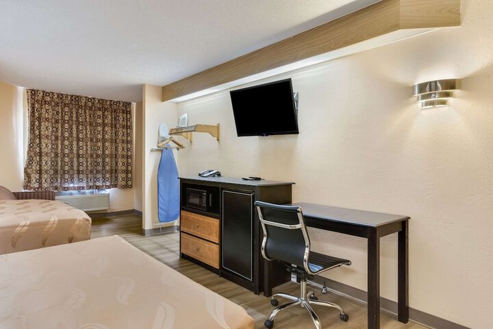 2 Double Beds (7 of 9)