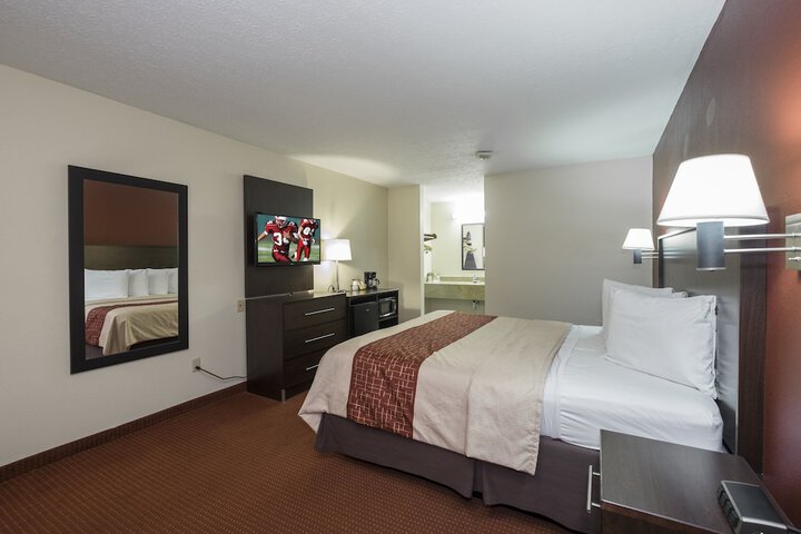 Deluxe King Bed (6 of 13)