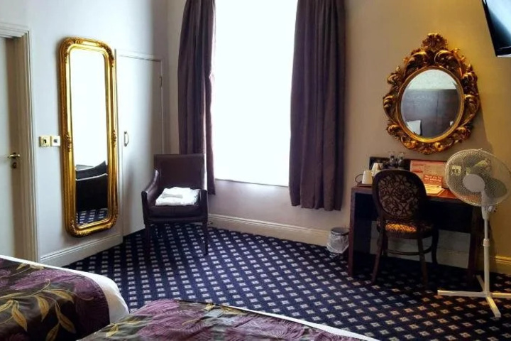 Room 12 of 18