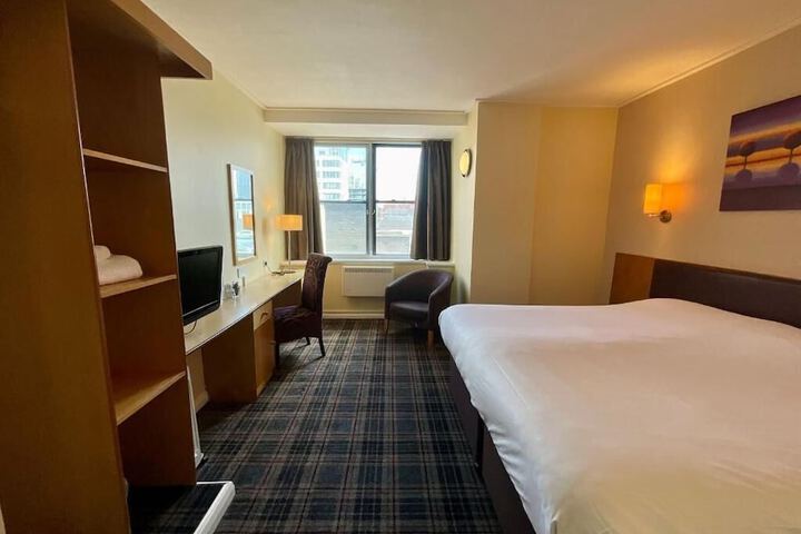 Room 11 of 83