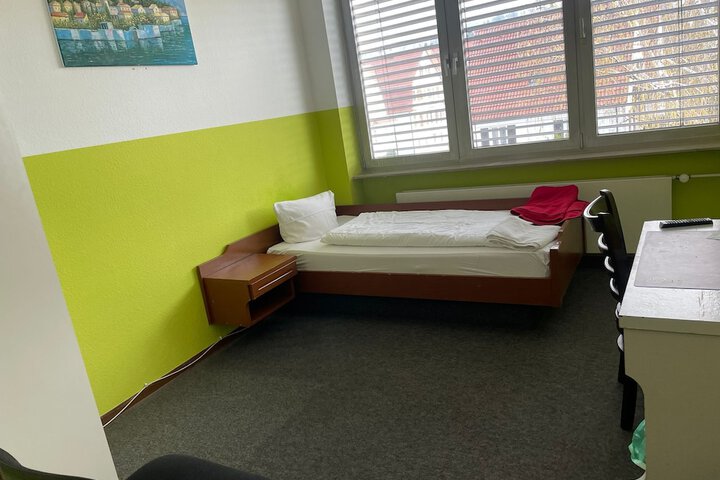 Room 4 of 8