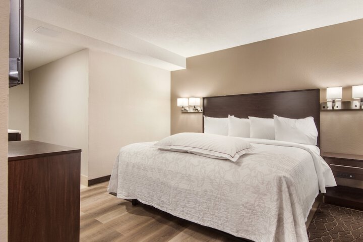 Standard King Bed Accessible (14 of 20)