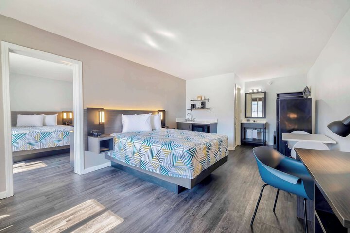 1 Queen Bed Kitchen (8 of 18)