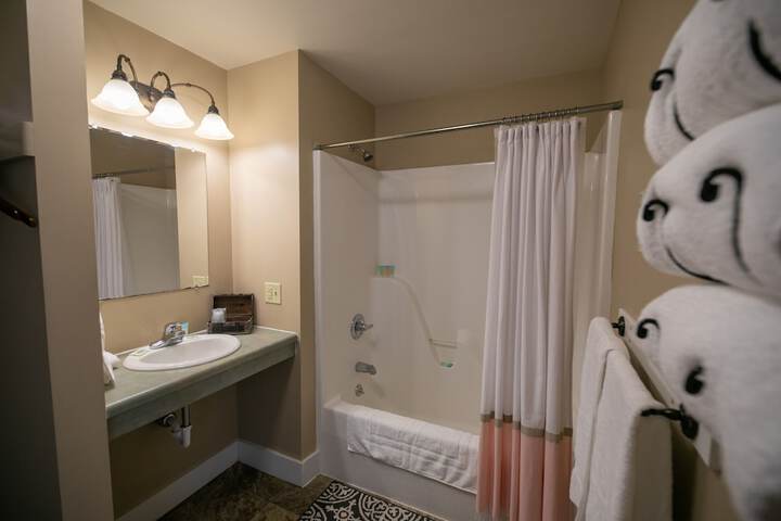1 King Bed (16 of 40)