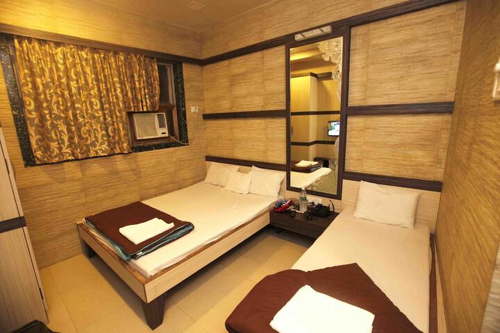 Room 12 of 32